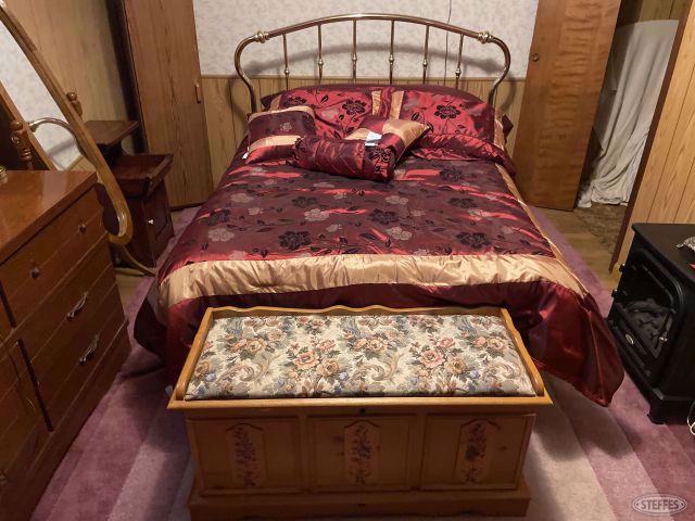 Bed w/blanket chest, # 2938